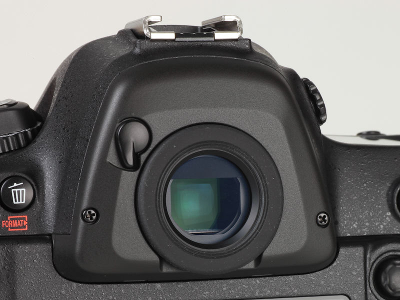 <b>ファインダーにはアイピースシャッターを装備</b>