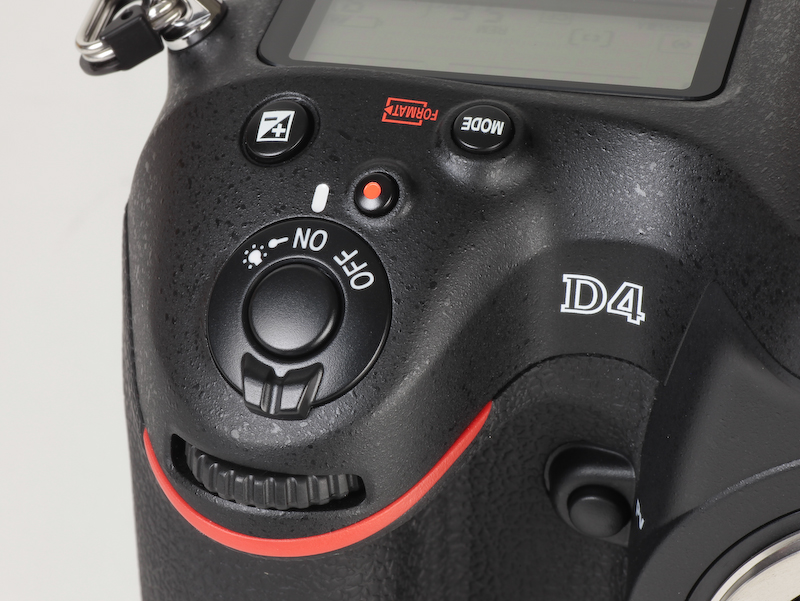 <b>シャッターボタン周り。新たに動画撮影ボタンを設けた</b>