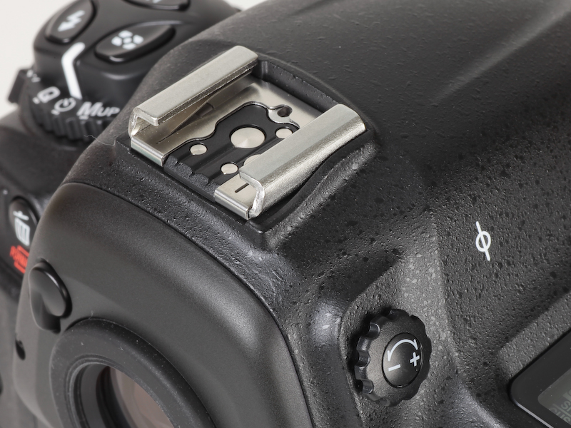 <b>ホットシューおよび視度調整ダイヤル</b>