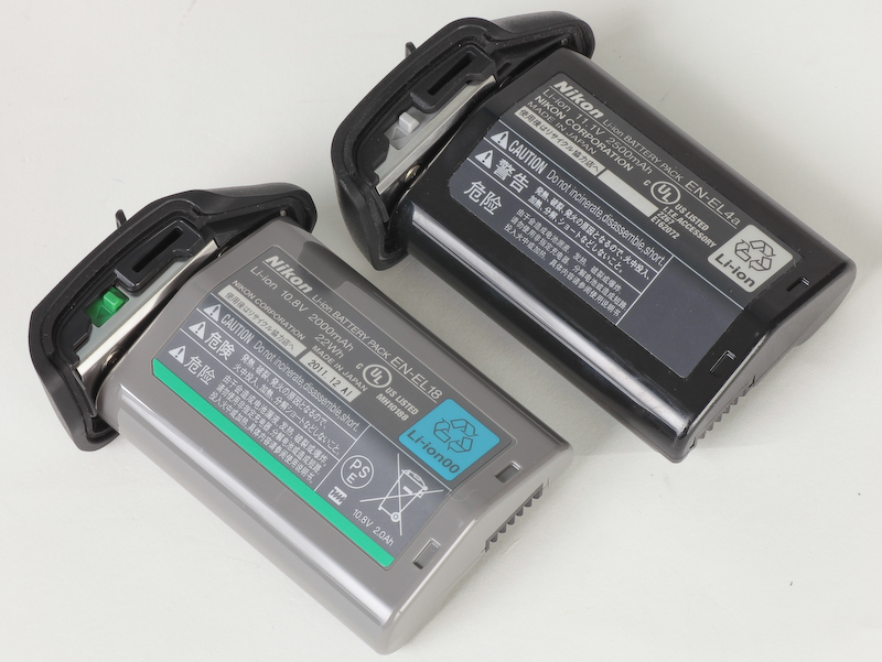 <b>D4からは新型バッテリー「EN-EL18」（左）を採用。従来の「EN-EL4a」（右）と互換性はない</b>