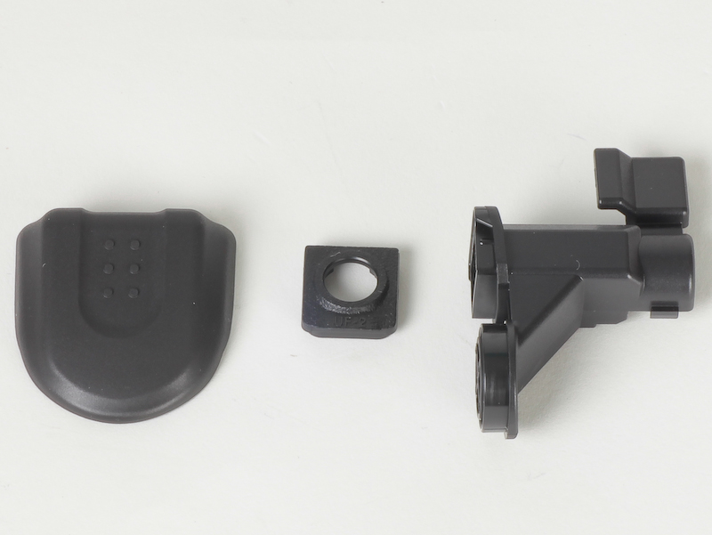 <b>左から、付属のホットシューカバー、ステレオミニプラグケーブル用端子カバー、USBケーブルクリップ</b>