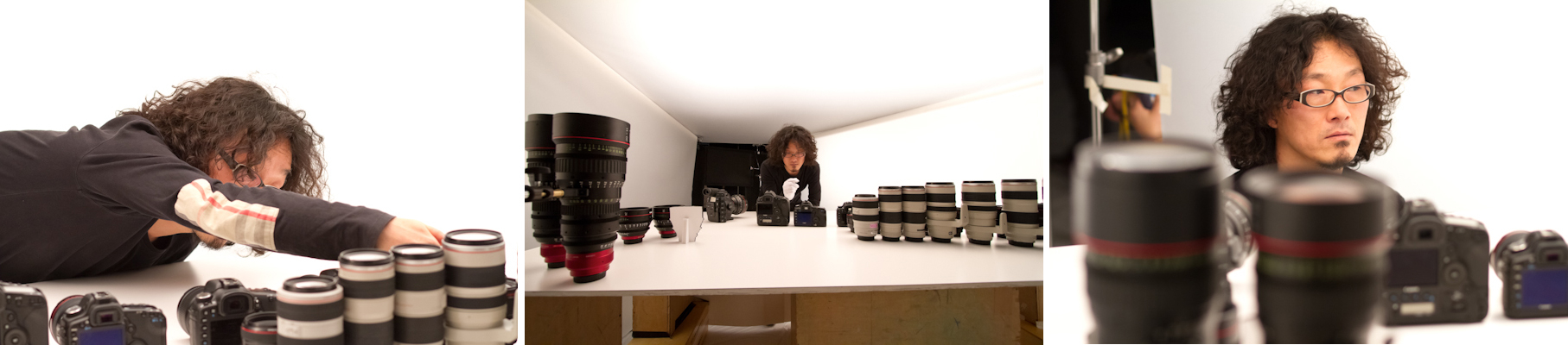 <b>テーブル上の商品のほこりを取り除きながら、ほんのわずかな傾きなどをグルーガンなどでジャストの位置に修正固定していく。同時に別のスタジオスタッフはライティングに手を加えて、商品がもっとも美しくかつ、見る人に伝わりやすいように調整していく。そのどの作業にも望月氏の的確な指示が入る。</b>