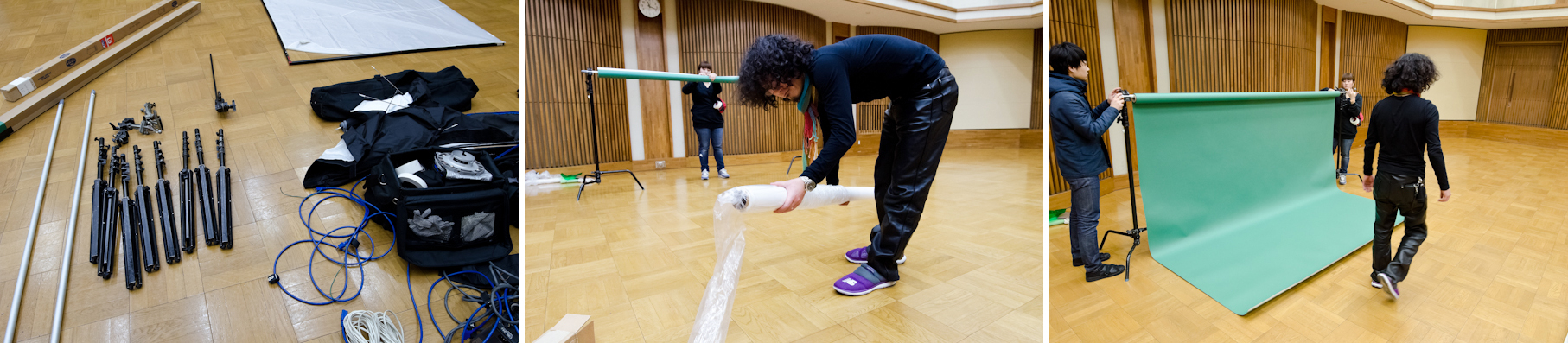 <b>この日の撮影はこれまで某大学で音楽を教えていた杉木峯夫先生のトランペットコンサートのポスター撮影に同行させてもらった。同じくこの大学出身である松下計さんがアートディレクター。何も無い広い空間に運び込まれた撮影機材が着々と組み立てられていき、30分ほどでだいたいのスタジオセットになった。</b>