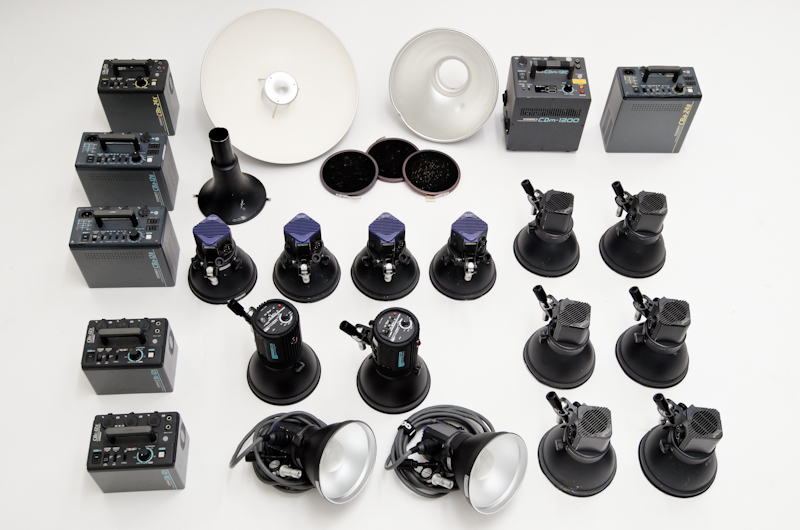 <b>スタジオ用のストロボシステムは、すべてCOMET製品の同じシリーズで統一。ヘッド（発光部）はもちろん、ケーブル、ジャック、リフレクターなども全て共用できる。そしてモノブロックもCOMETのツインクルシリーズ</b>