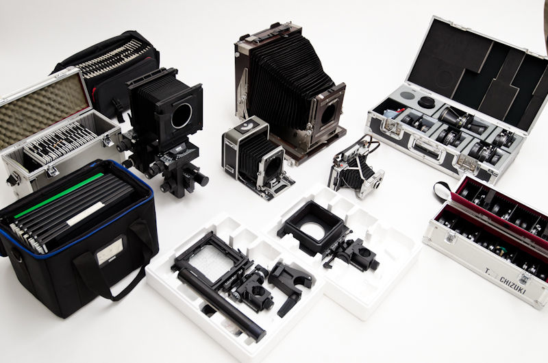 <b>今は使わなくなった中型カメラ、大型カメラ。8×10、4×5のシステム。ジナー、リンホフ、エボニーなど往年の名機たち。レンズ類はフジノンのシリーズ。</b>