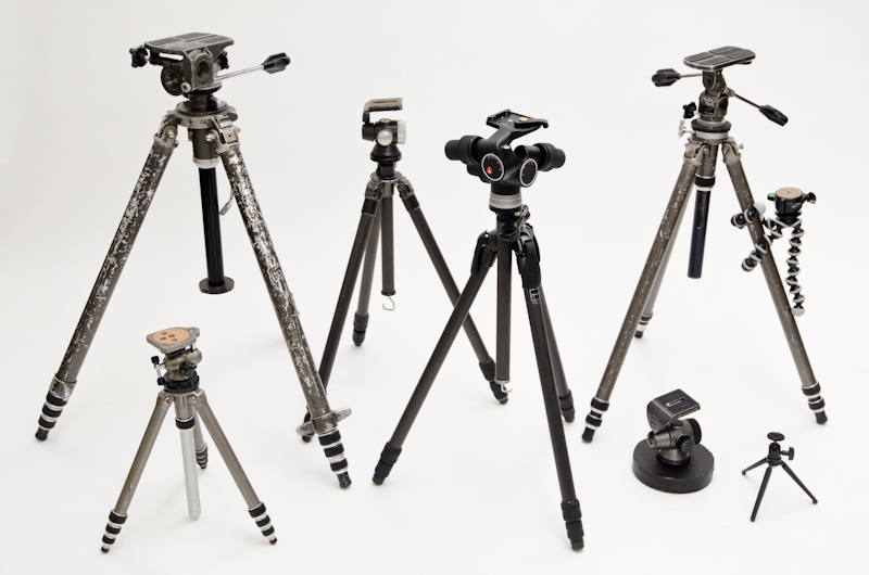 <b>三脚類。大型用〜小型まで基本的にはすべてジッツオ。最近ではマンフロットのヘッドも使い始めたらしい。右端のジッツオにぶらさがってるゴリラポッドはあると重宝するのでボクも使っているが、かわいい優れモノ。</b>