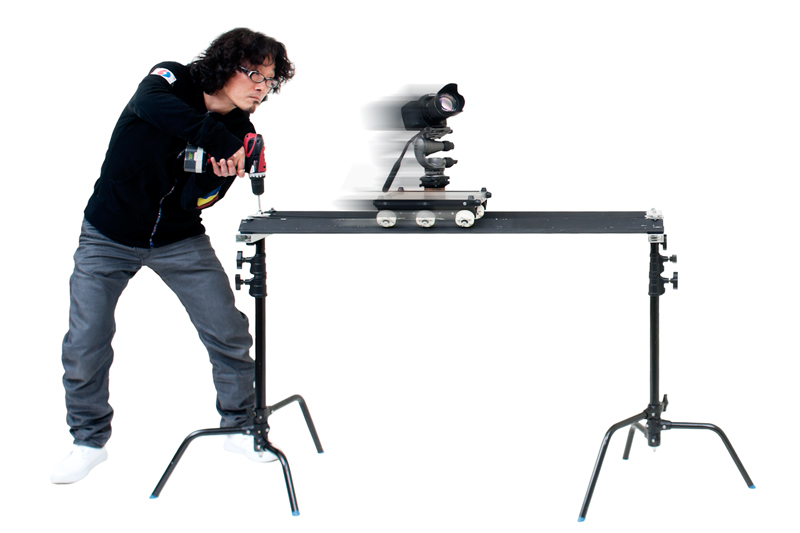 <b>順を追って、親切丁寧にいろいろ説明してくれたのだが、さっぱりわからないので望月くん本人がプロモーション用に撮影した写真をお借りしてきた。この2枚で理解していただきたい。すべてはネーミングの「ドーリー・ファンク・ジュニア」と、大学で油絵を専攻していただけあって、この箱の絵の勝利といえよう（笑）。(c) Takashi Mochizuki</b>