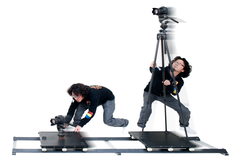 <b>順を追って、親切丁寧にいろいろ説明してくれたのだが、さっぱりわからないので望月くん本人がプロモーション用に撮影した写真をお借りしてきた。この2枚で理解していただきたい。すべてはネーミングの「ドーリー・ファンク・ジュニア」と、大学で油絵を専攻していただけあって、この箱の絵の勝利といえよう（笑）。(c) Takashi Mochizuki</b>