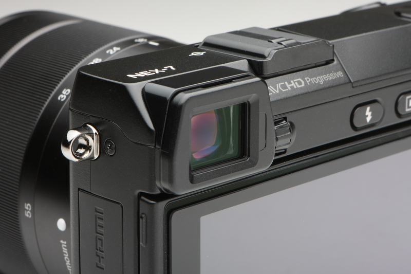 <b>約235万ドットの有機ELを内蔵する。コントラストが高く高精細であるため、ピントの状態など把握しやすい。アイセンサーを備えているので、液晶モニターとの表示の切り換えも手間がかからない</b>