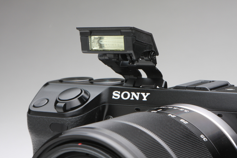 <b>内蔵するストロボはポップアップ式。ストロボボタンを押すと勢いよく飛び出してくる。ガイドナンバーは6（ISO100・m）、焦点距離18mmの画角までをカバーする。ストロボはやはり内蔵されていたほうが何かと便利だ</b>