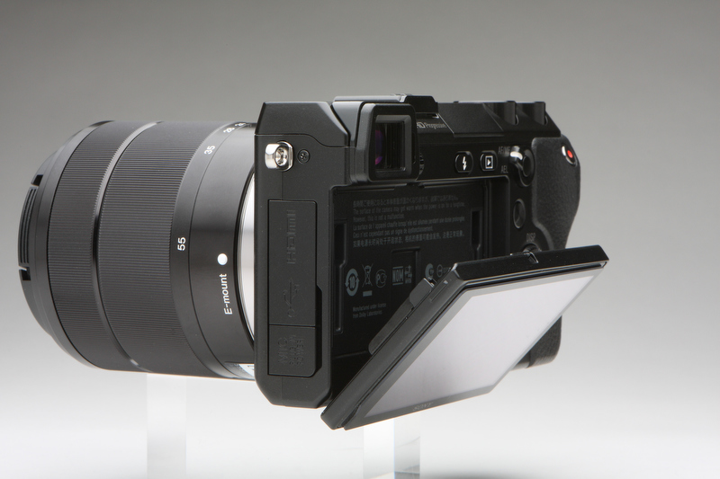 <b>液晶モニターは、カメラ背面に対して上方向に約90度、下方向に45度チルトする。サイズはワイドタイプの3型で、約92万ドット。トゥルーブラックディスプレイの採用で、明るいところでも視認性の著しい低下は見られない</b>