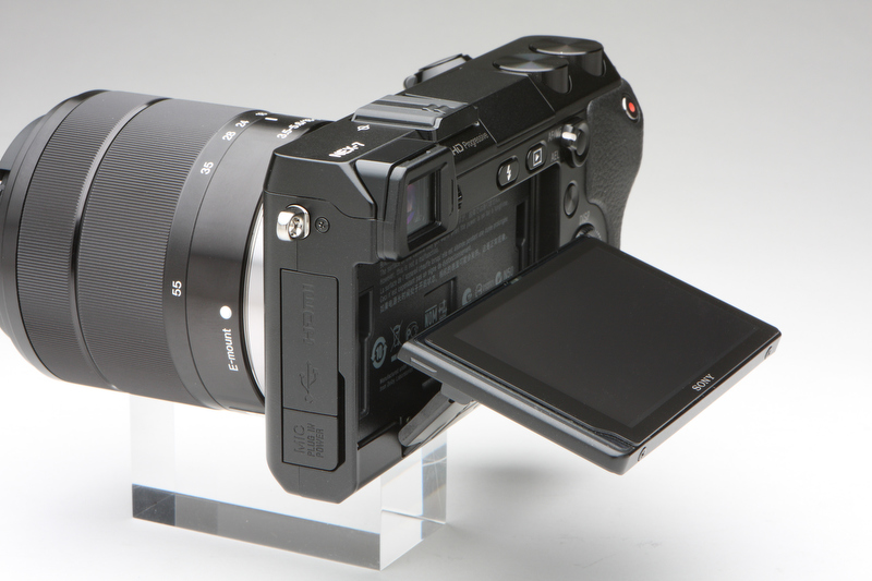 <b>液晶モニターは、カメラ背面に対して上方向に約90度、下方向に45度チルトする。サイズはワイドタイプの3型で、約92万ドット。トゥルーブラックディスプレイの採用で、明るいところでも視認性の著しい低下は見られない</b>