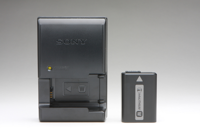 <b>バッテリーはNEX-5N/NEX-C3と同じ「NP-FW50」を採用。ちょっと心もとなく感じられなくもないが、フル充電の場合、EVF使用時で約350枚の撮影を可能とするのでその心配は無用だ（CIPA準拠）</b>
