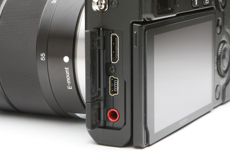 <b>インターフェースは上からHDMI mini、USB、マイクの各端子となる。同社のハイビジョンテレビ「ブラビア」にHDMIケーブルでつなげれば、ブラビアに付属するリモコンでNEX-7の操作も可能となる</b>