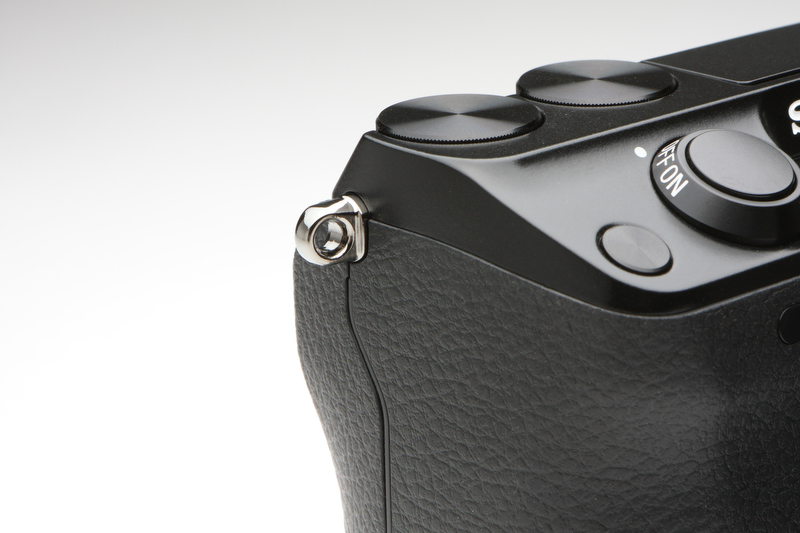 <b>ストラップは、NEX-5N/NEX-C3と異なり、アイレットに三角環を介して装着するタイプとなる。高級機らしいところといってよいだろう</b>