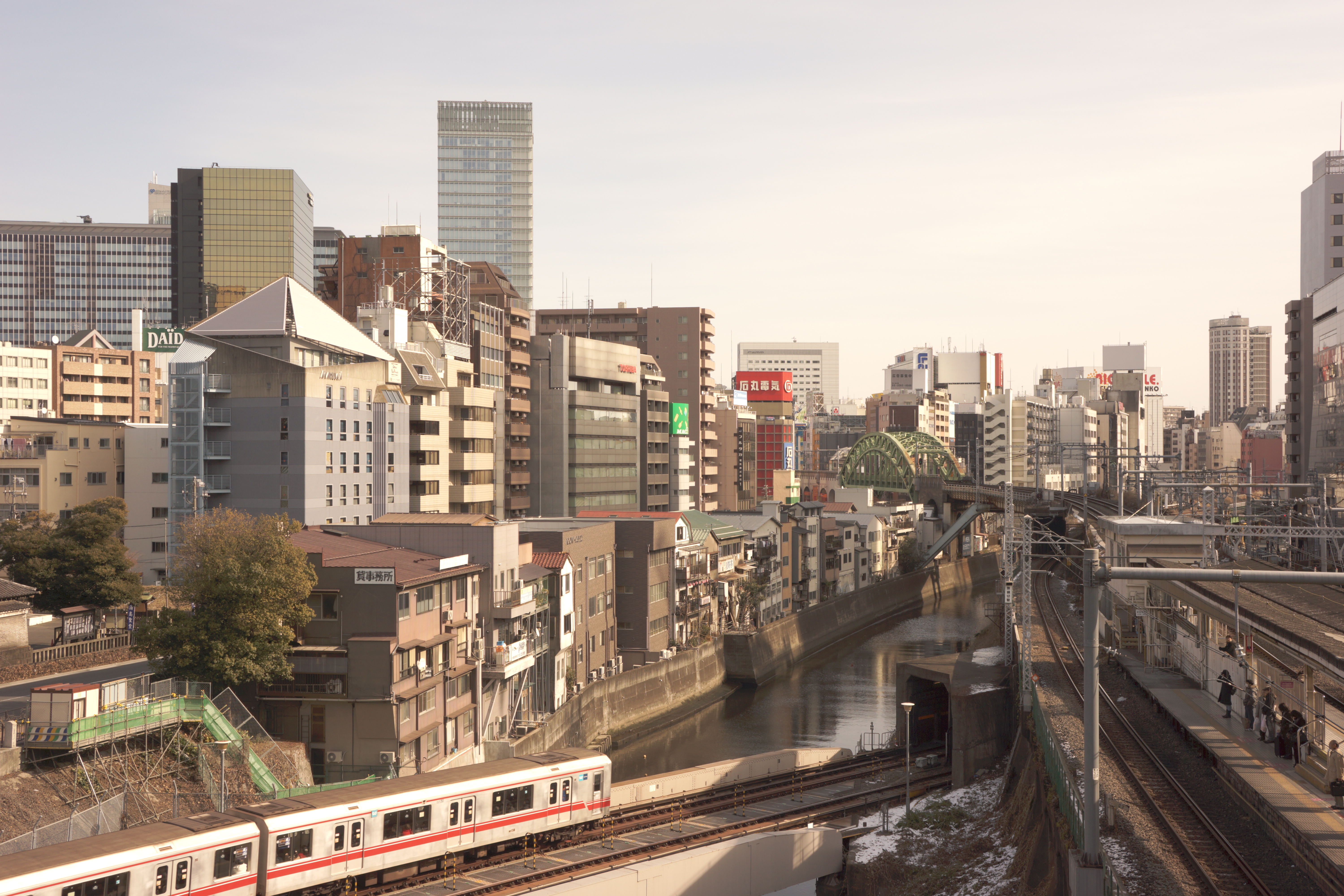 <b>ピクチャーエフェクト:レトロフォト / NEX-7 / E 18-55mm F3.5-5.6 OSS / 7.0MB / 6,000×4,000 / 1/320秒 / F8 / 0.0EV / ISO100 / WB:オート / 27mm</b>