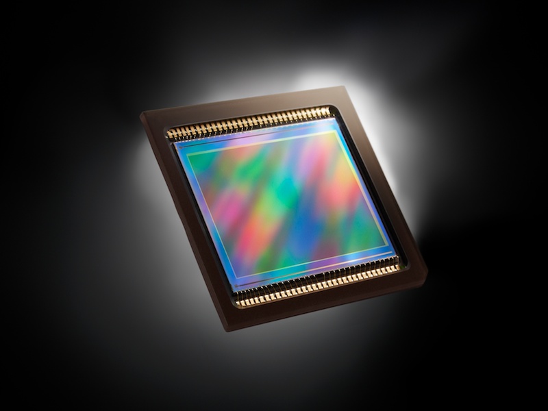 <b>新開発の1.5型CMOSセンサーを採用</b>