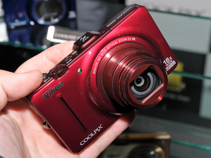<b>COOLPIX S9300。18倍ズームレンズ、GPS機能など搭載</b>