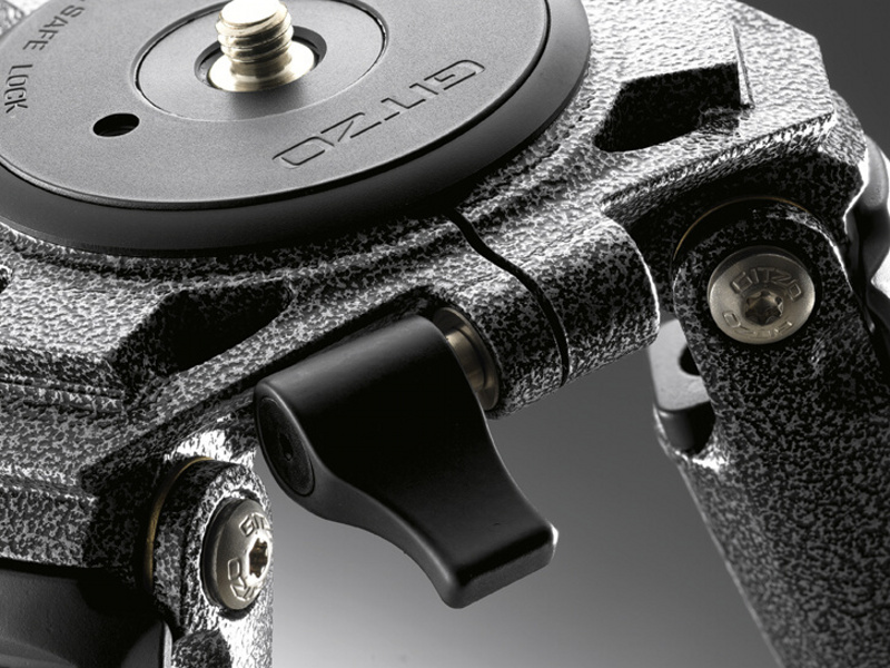 <b>トッププレートやアクセサリー脱着を工具なしで行なえるようにした</b>