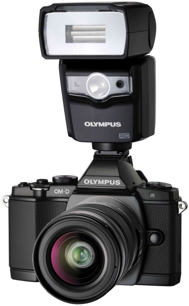<b>OM-D E-M5に装着したところ</b>
