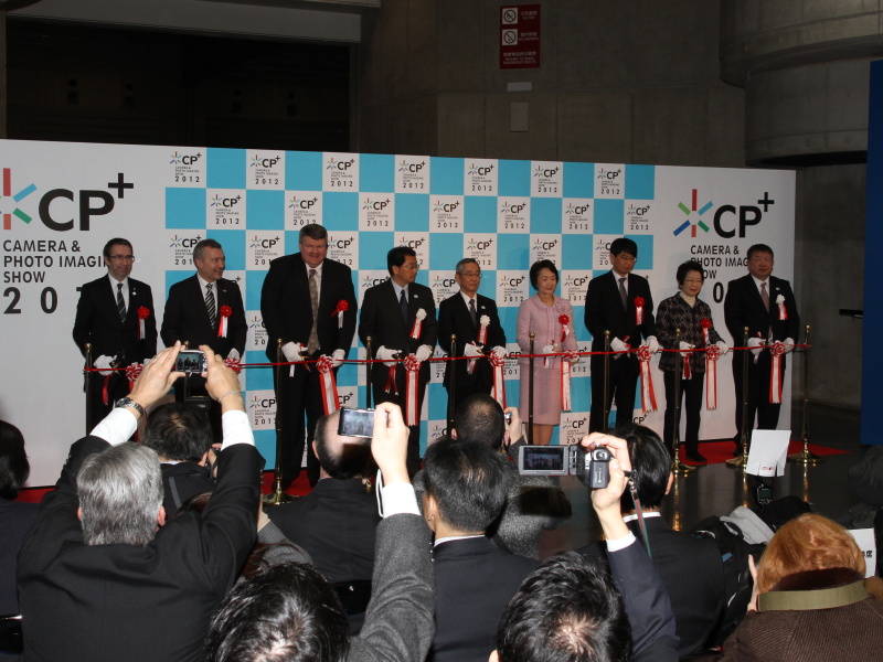 <b>開場前のテープカットの様子</b>