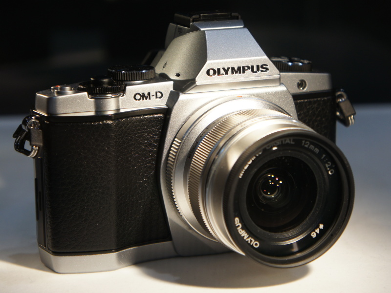<b>オリンパス「OM-D E-M5」</b>