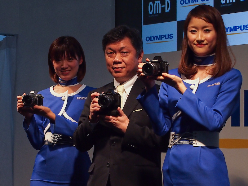 <b>オリンパスイメージング取締役マーケティング本部長の小川治男氏（中央）</b>