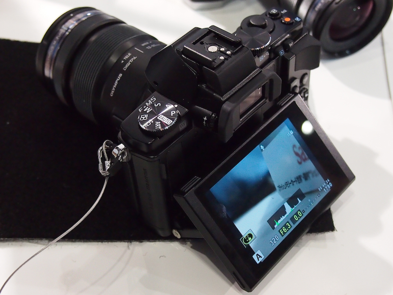 <b>上下可動式のタッチパネルを搭載</b>