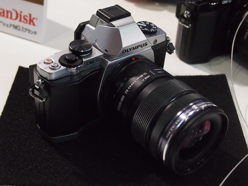 <b>シルバーもラインナップ。装着レンズはM.ZUIKO DIGITAL ED 12-50mm F3.5-6.3 EZ</b>