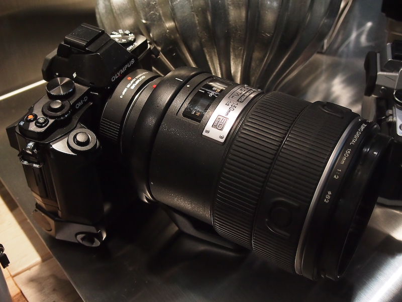 <b>防塵防滴マウントアダプター「MMF-3」を介してZUIKO DIGITAL 150mm F2 EDを装着したところ</b>