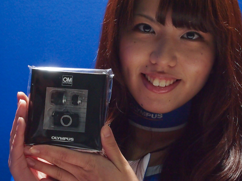 <b>オリンパス製のレンズ交換式デジタルカメラを持参すると「OM-1ミニチュアストラップ」がもらえる。数が限られているため先着順となる。“レンズ交換”が可能</b>