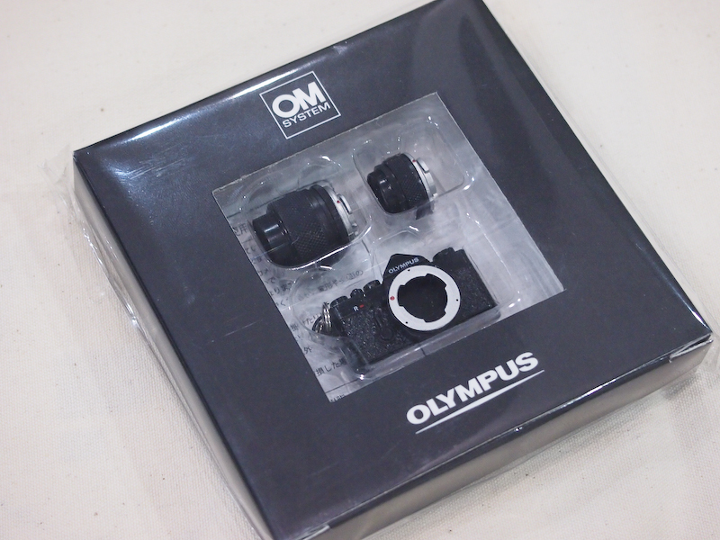 <b>オリンパス製のレンズ交換式デジタルカメラを持参すると「OM-1ミニチュアストラップ」がもらえる。数が限られているため先着順となる。“レンズ交換”が可能</b>