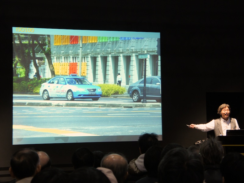 <b>もうひとつのステージでは、写真家によるD800セミナーを実施。写真右はD800の解像力を紹介する阿部秀之氏</b>