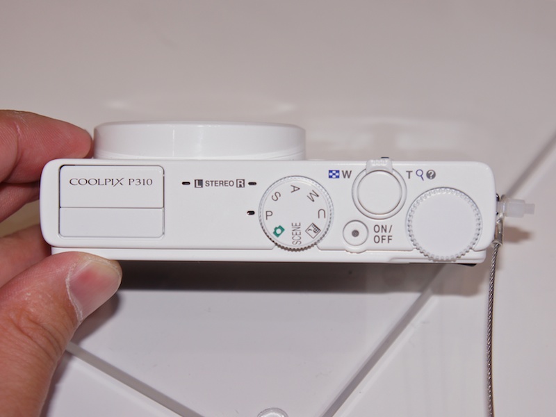 <b>同じくCOOLPIX P310。今回はホワイトカラーも用意される</b>
