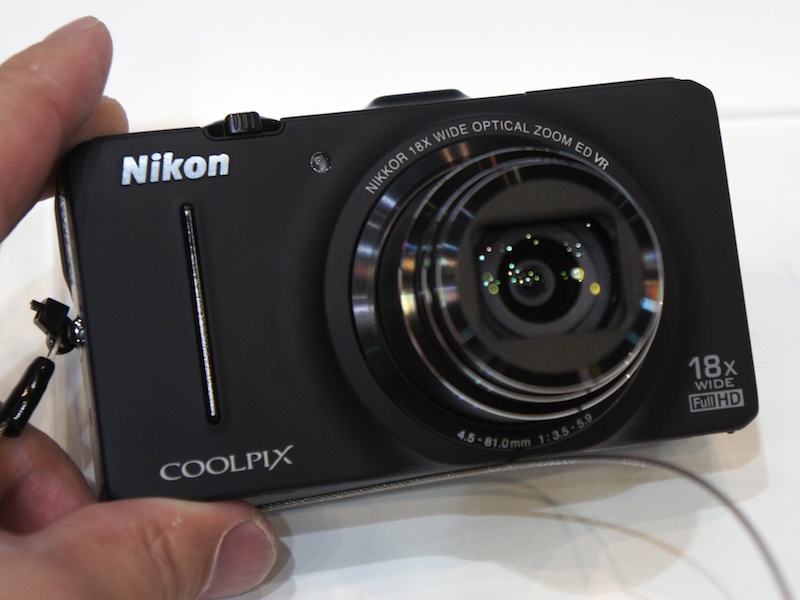 <b>COOLPIX S9300。ブラックは前モデルCOOLPIX S9200と同じくマット系の表面処理だ</b>