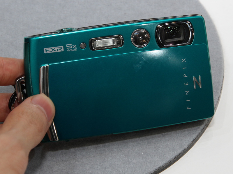 <b>無線LANと高速赤外線通信に両対応したFinePix Z1000</b>