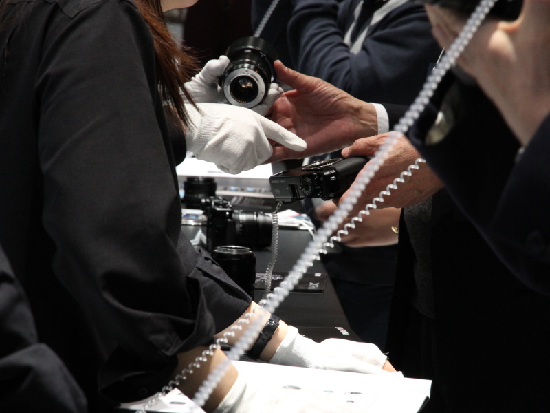 <b>操作感やファインダーの見えをじっくりと試している来場者が多かった</b>