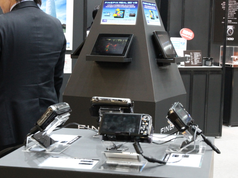 <b>3D関連の展示コーナーも展開。デジタルフォトフレームでの立体視を体感できるほか、カードサイズなど3Dプリントのサンプルも豊富に用意している</b>