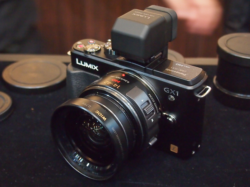 <b>ワイドコンバージョンレンズDMW-GWC1。LUMIX G X VARIO PZ 14-42mm F3.5-5.6 ASPH. POWER O.I.S.への装着例（以下同）</b>