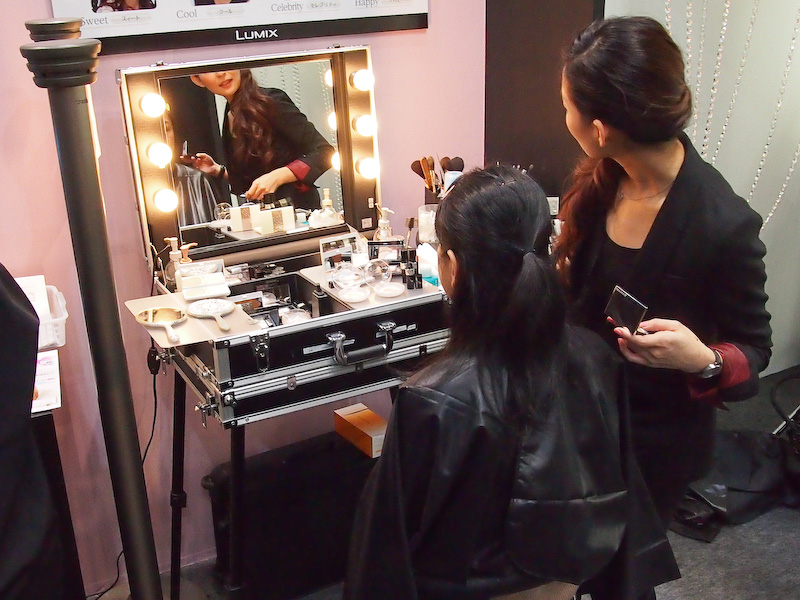 <b>実際のコフレドールによるメイクを体験できるコーナー</b>