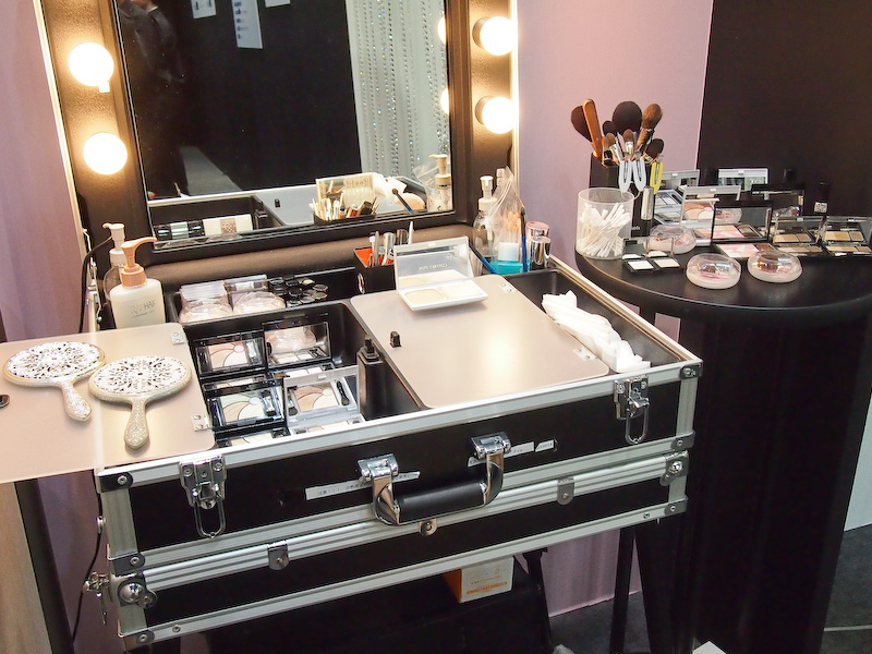 <b>コフレドールの化粧品が並ぶ</b>