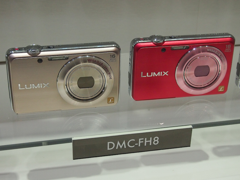 <b>LUMIX DMC-FH8（ケース内展示）</b>
