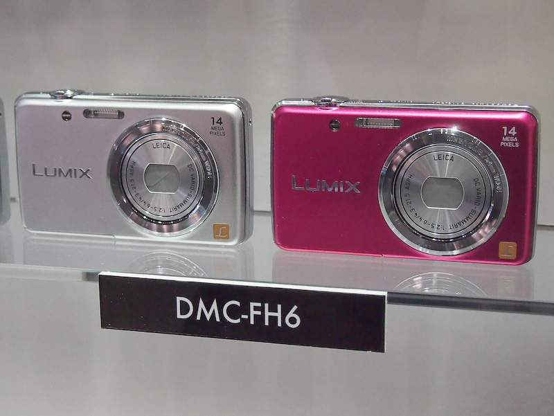 <b>LUMIX DMC-FH6（ケース内展示）</b>