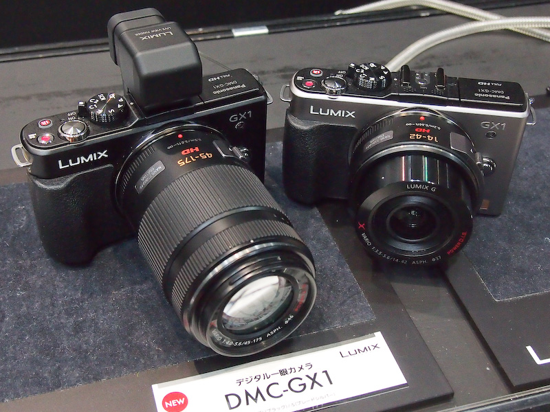 <b>同社マイクロフォーサーズ機の最新モデル「LUMIX DMC-GX1」もハンズオンコーナーに並ぶ</b>