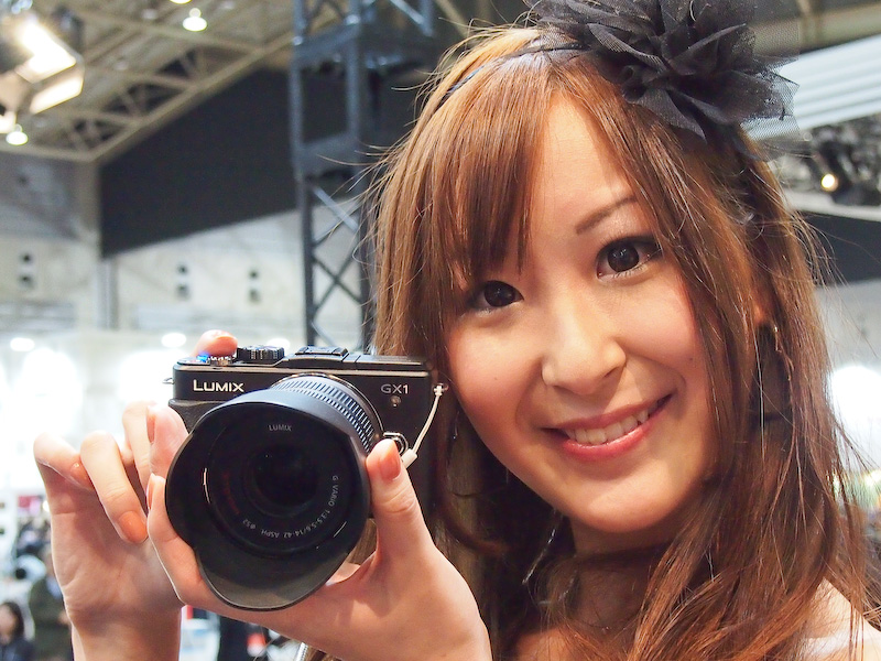 <b>同社マイクロフォーサーズ機の最新モデル「LUMIX DMC-GX1」もハンズオンコーナーに並ぶ</b>