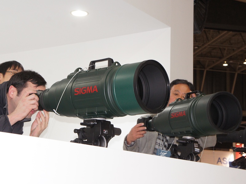 <b>国内・海外イベントのシグマブースでお約束、APO 200-500mm F2.8/400-1000mm F5.6 EX DGもやっぱりあった</b>