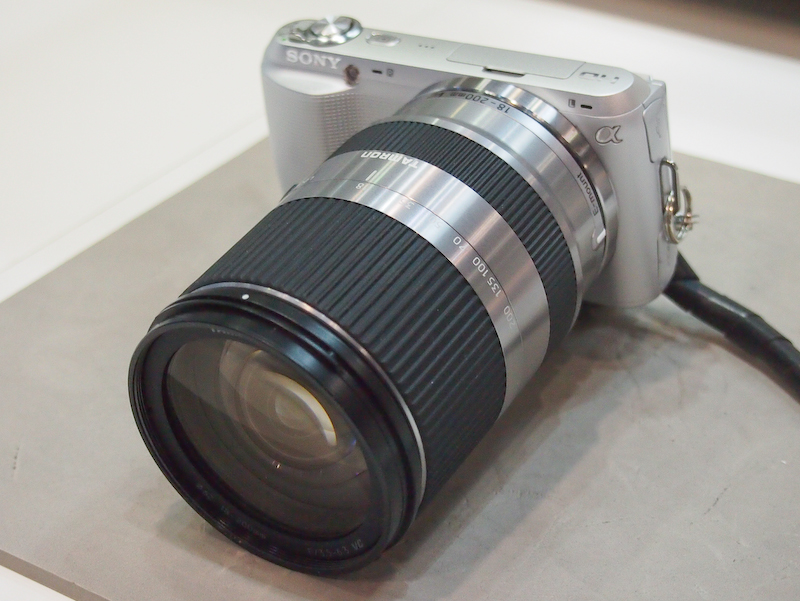 <b>18-200mm F3.5-6.3 Di III VC。シルバーとブラックを用意</b>