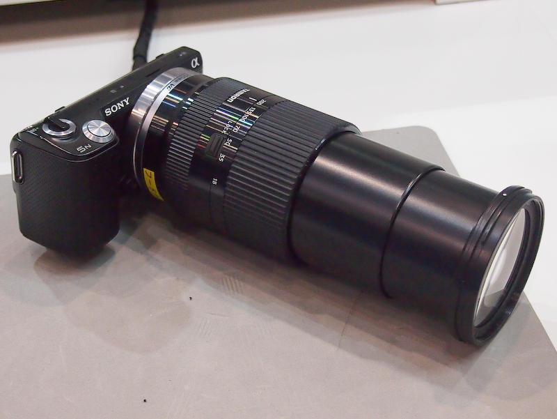 <b>18-200mm F3.5-6.3 Di III VC。シルバーとブラックを用意</b>