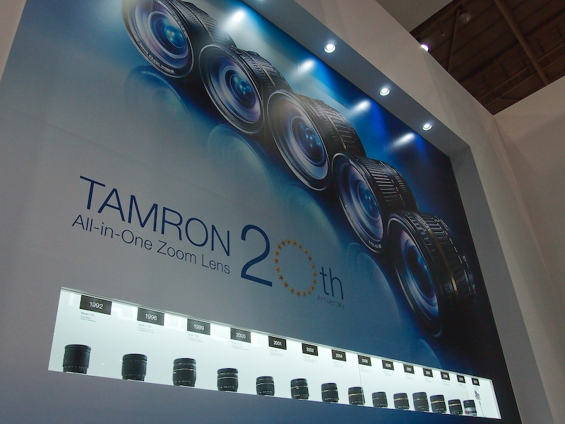 <b>同社の高倍率ズームレンズが誕生から20周年とあって歴代モデルを一堂に展示</b>