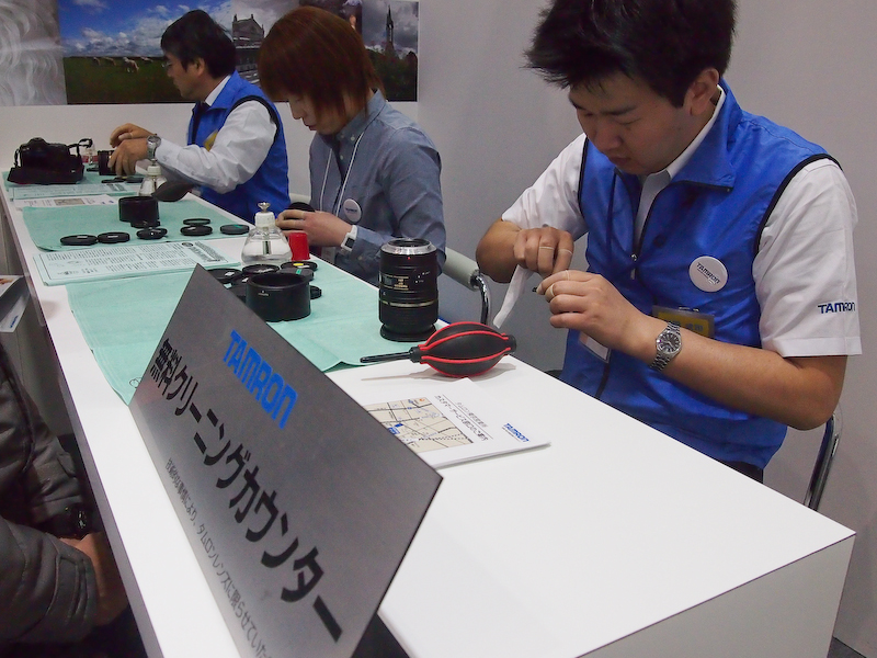 <b>恒例のタムロンレンズクリーニングコーナーも賑わっていた</b>